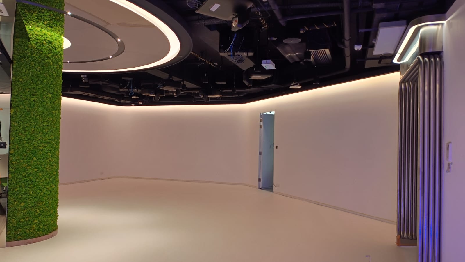 White floor for projector CIC